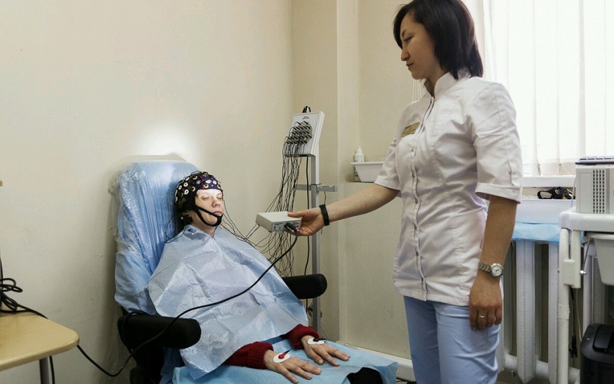 Немецкий доктор проводит осмотр гениталий перед лечением киски